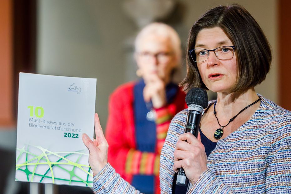 PD Dr Kirsten Thonicke presents the 10MustKnows 2022 to a broad public for the first time PD Dr Kirsten Thonicke presents the 10MustKnows 2022 to a broad public for the first time