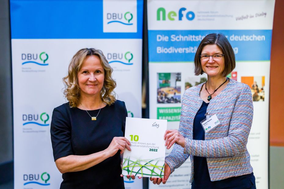Bundesumweltministerin Steffi Lemke präsentiert zusammen mit Leibniz Biodiversität-Sprecherin PD Dr. Kirsten Thonicke die 10MustKnows22