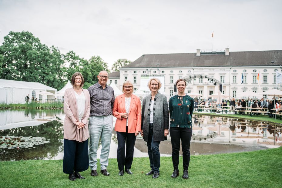 PD Dr. Kirsten Thonicke, Dr. Bettina Hoffmann, MdB und Prof. Dr. Katrin Böhning-Gaese redeten in einem Fachforum über die 10MustKnows24 und zusammenhängende Themen, unter Moderation von Dr. Jens Freitag und koordiniert durch Eva Rahner PD Dr. Kirsten Thonicke, Dr. Bettina Hoffmann, MdB und Prof. Dr. Katrin Böhning-Gaese redeten in einem Fachforum über die 10MustKnows24 und zusammenhängende Themen, unter Moderation von Dr. Jens Freitag und koordiniert durch Eva Rahner | Copyright: Leibniz Biodiversität & DSMZ, Fotograf: Michael Hübner