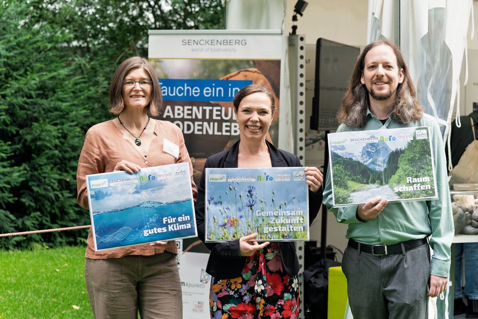 Präsentation von Postkartenmotiven der 10MustKnows24 am Ausstellungsstand von Leibniz Biodiversität auf der Woche der Umwelt 2024 | Copyright: Leibniz Biodiversität & DSMZ, Fotograf: Stefan Zeitz Präsentation von Postkartenmotiven der 10MustKnows24 am Ausstellungsstand von Leibniz Biodiversität auf der Woche der Umwelt 2024 | Copyright: Leibniz Biodiversität & DSMZ, Fotograf: Stefan Zeitz