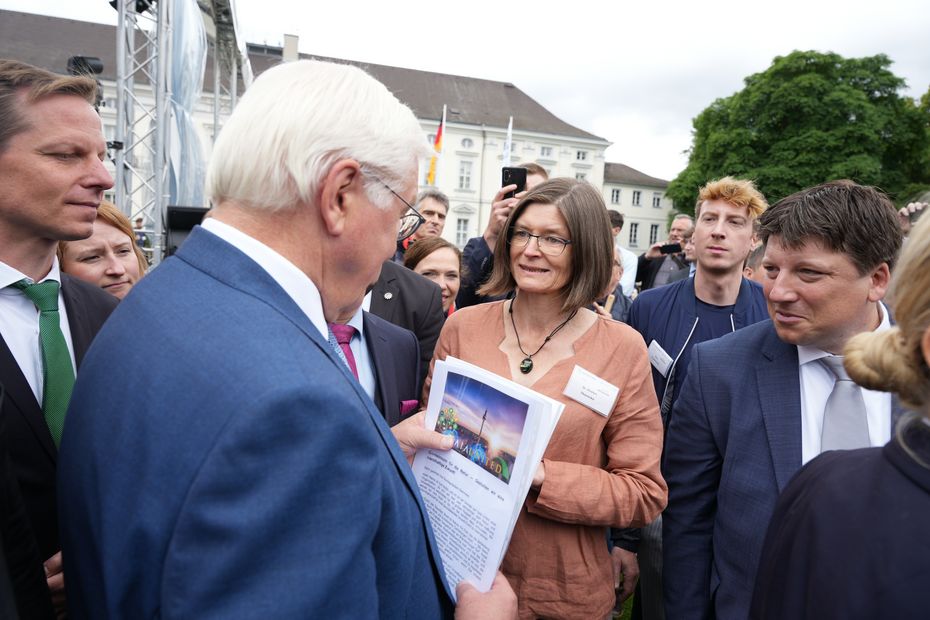 PD Dr. Kirsten Thonicke, Sprecherin von Leibniz Biodiversität,  spricht mit Bundespräsident Frank-Walter Steinmeier über die 10MustKnows24 auf der Woche der Umwelt 2024 am Schloss Bellevue